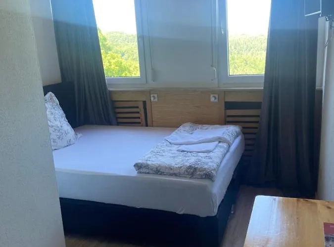 Zur Schoenen Aussicht *